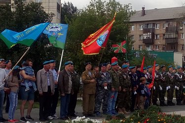 Колонны десантников прошли по улицам городов